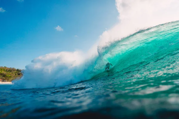 Bali Indonésia Julho 2018 Surfista Profissional Montando Barril Onda Oceano — Fotografia de Stock