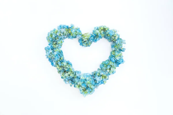 Floral Hart Van Blauwe Hortensia Bloemen Witte Achtergrond Bovenaanzicht — Stockfoto