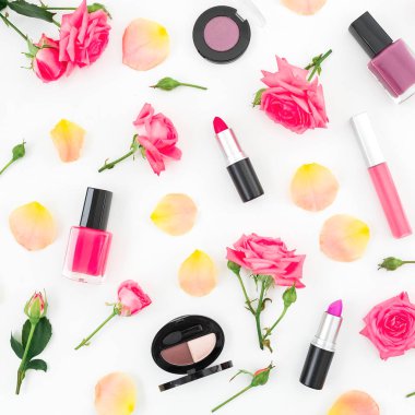Çerçeve çiçek gül çiçek ve beyaz arka plan üzerinde kadınsı kozmetik ile. Düz yatıyordu, en iyi görünümü 