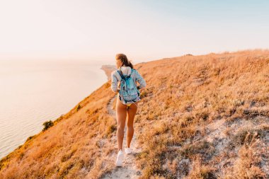 Sahil, aktivite tatil kavram yürümeye sırt çantası ile çekici sportif kadın 