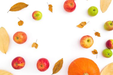 Elma ve beyaz arka plan üzerinde üstten görünüm izole kabak ile sonbaharda kurumuş yaprakların Şükran sonbahar çerçeve yaptı