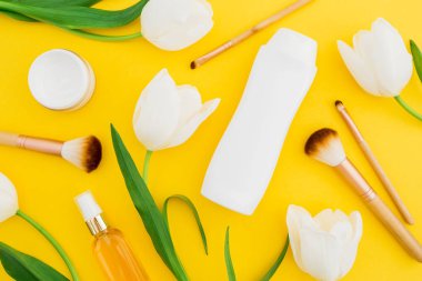 lale ile SAP ve şampuan şişesi krem ve sarı zemin üzerine parfüm ile