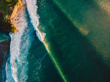 ısmarlayarak beyaz kabarık dalgalar ile Deniz yüzeyinin 