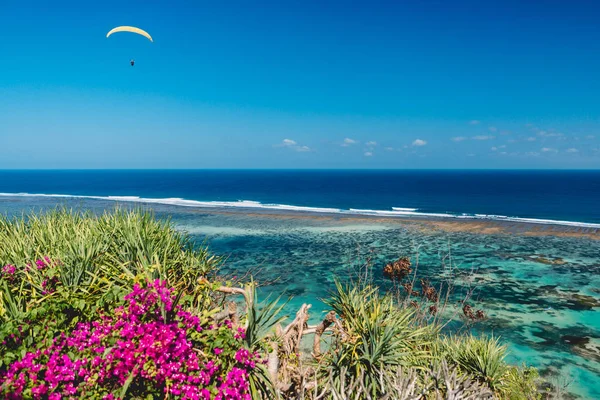 Schilderachtig Uitzicht Tropic Strand Rustige Oceaanwater Met Paraglider Hemel — Stockfoto