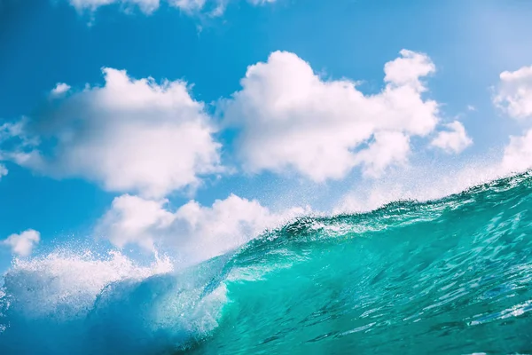 Grande Seawave Com Espuma Branca Fundo Azul Céu — Fotografia de Stock