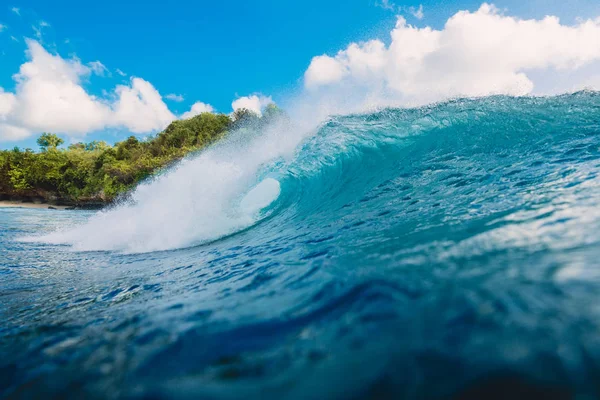 Gran Ola Mar Con Espuma Blanca Sobre Fondo Cielo Azul — Foto de Stock