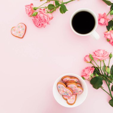  fincan kahve ve kurabiye pembe arka plan, üstten görünüm üzerinde bir kase ile pastel gül 