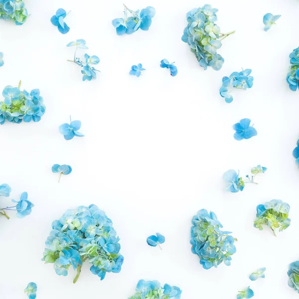 Blumenrahmen Aus Blauen Hortensienblüten Auf Weißem Hintergrund Draufsicht — Stockfoto
