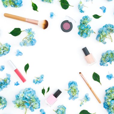 çerçeve mavi ortanca çiçek beyaz arka plan üzerinde üstten görünüm izole kadınsı kozmetik ile
