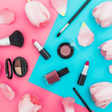 Lale çiçek ve yaprakları ile kozmetik pembe arka plan, üstten görünüm üzerinde pastel kompozisyonu.