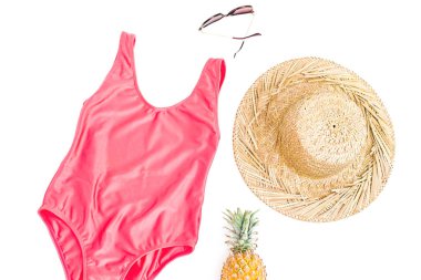 Beyaz arka plan üzerinde olgunlaşmış ananas ve hasır şapka ile güneş gözlüğü ve mayo üstten görünüm