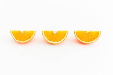 Beyaz arka plan üzerinde izole turuncu meyve dilimleri