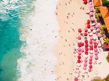 Bali 'de turkuaz okyanusu ve plajı olan güzel bir sahil şeridi. Hava görünümü
