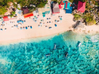 Bali 'de turkuaz okyanusu ve plajı olan güzel bir sahil şeridi. Hava görünümü