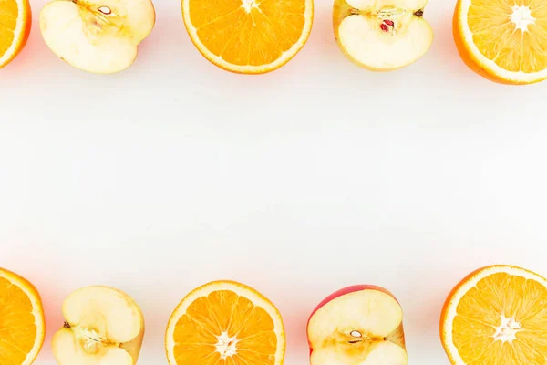 オレンジや白い背景の上のりんご フラットを置く — ストック写真