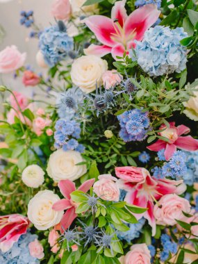 Düğün dekorasyonu töreni için. Güzel ile bitki kemer.