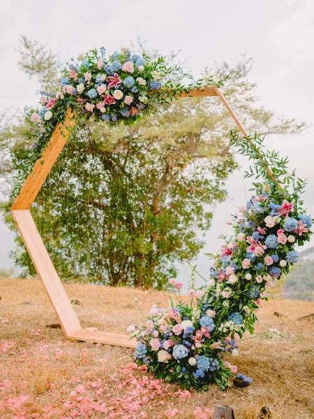 Vigsel Utomhus Trendiga Arch Med Vackra Blommor — Stockfoto