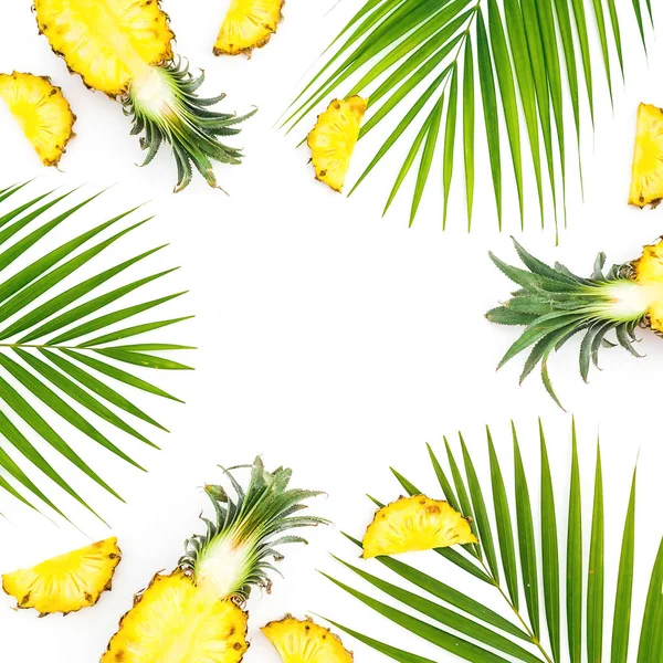 Wzór Ananasa Owoców Liści Palmowych Izolowana Białym Tle Widok Płaski — Zdjęcie stockowe
