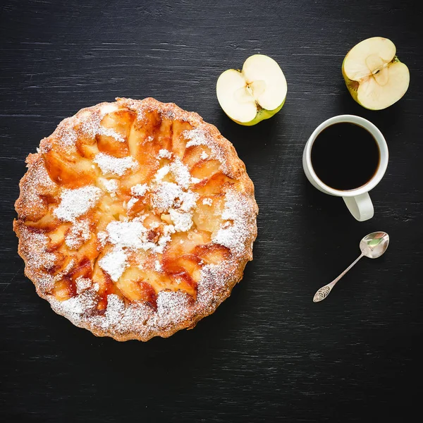 Torta Mele Con Frutta Tazza Caffè Sul Tavolo Scuro Posa — Foto Stock