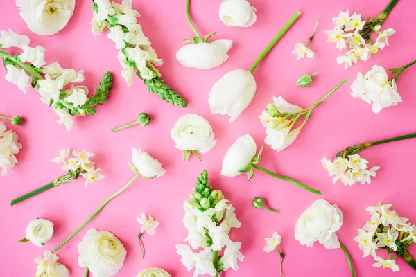 Blommönster Vackra Vita Blommor Rosa Bakgrund Platt Lekmanna Top View — Stockfoto