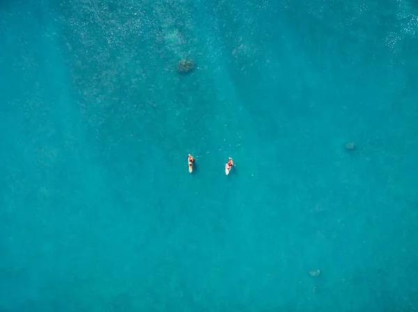 Σέρφερ Τροπικό Ωκεανό Περιμένουν Κύμα Εναέρια Άποψη Γίνεται Drone — Φωτογραφία Αρχείου