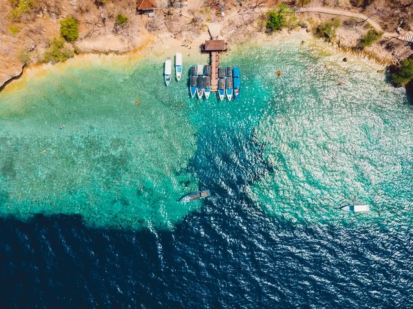 Βάρκες Στην Προβλήτα Στον Ωκεανό Στο Menjangan Νησί Εναέρια Άποψη — Φωτογραφία Αρχείου