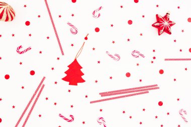 Şeker kamışı ve dekor beyaz arka plan üzerinde Noel kompozisyonu. Düz yatıyordu, en iyi görünümü.