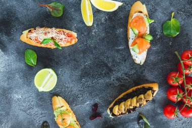 Karides, somon, mantar ve limes koyu arka plan üzerinde sandviç yiyecek çerçeve yaptı. Restoran gıda