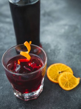 Alkollü kokteyl ile portakal. Alkollü içki çubuk ve cam şişe