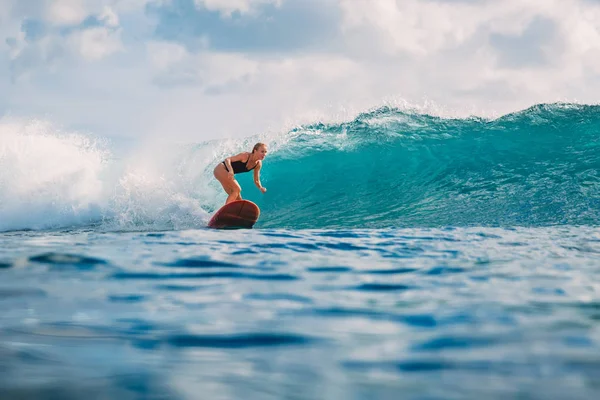 Mujer Tabla Surf Paseo Ola Mujer Océano Durante Surf — Foto de Stock