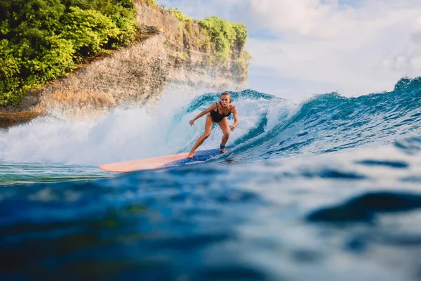 Mulher Prancha Surf Onda Mulher Oceano Durante Surf — Fotografia de Stock