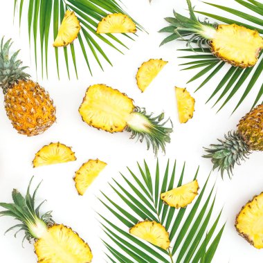 Ananas meyve alanı çerçeve kopyalayın ve beyaz arka plan üzerinde izole yaprakları palmiye. Düz yatıyordu, en iyi görünüm. Tropikal kavramı.