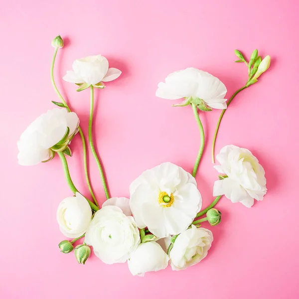 Moldura Floral Feita Flores Brancas Sobre Fundo Rosa Deitado Plano — Fotografia de Stock