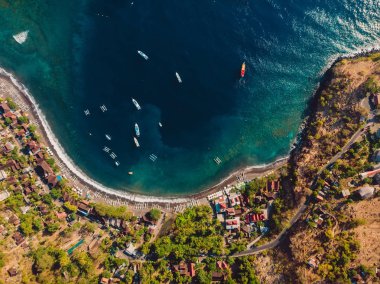 Hava manzara mavi deniz suyu ve deniz araçları, uçağın shot turizm beldesi. Amed, Bali