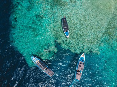 Tur tekneleri, Menjangan adada içinde okyanus. Havadan görünümü.
