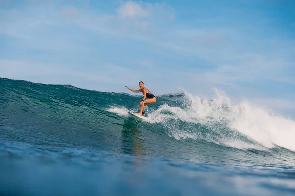 Vrouw Surfplank Rit Golf Vrouw Oceaan Tijdens Surfen — Stockfoto