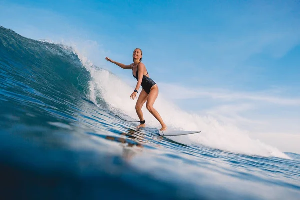 Mujer Tabla Surf Paseo Ola Mujer Océano Durante Surf — Foto de Stock