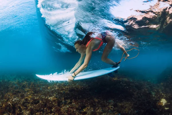 Professionelle Surferin Frau Mit Surfbrett Tauchen Unter Wasser Mit Ozeanwelle — Stockfoto