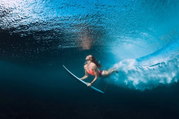 Surfista Profissional Mulher Com Prancha Mergulho Subaquático Com Sob Grande — Fotografia de Stock