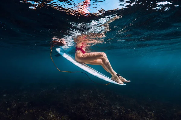 海でサーフボードを水中で美しいサーファー女性座る — ストック写真