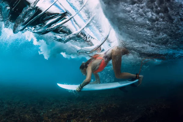 Surfista Profissional Mulher Com Prancha Surf Mergulho Subaquático Com Barril — Fotografia de Stock