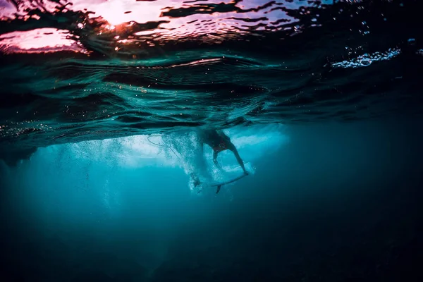 Surfista Menina Com Prancha Mergulho Subaquático Com Onda Oceânica — Fotografia de Stock