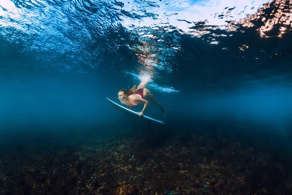 Surfista Profissional Mulher Com Prancha Mergulho Subaquático Com Onda Subaquática — Fotografia de Stock