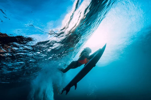 Surfer Girl Surfboard Dive Underwater Fun Big Ocean Wave — Stock Photo, Image