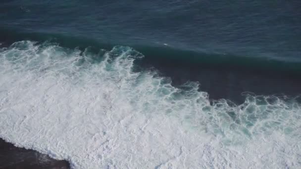 从峭壁在海洋与波浪的看法 — 图库视频影像