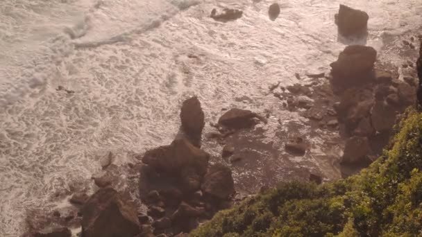 Warme Kleuren Van Zonsondergang Zonsopgang Met Oceaan Rotsen — Stockvideo