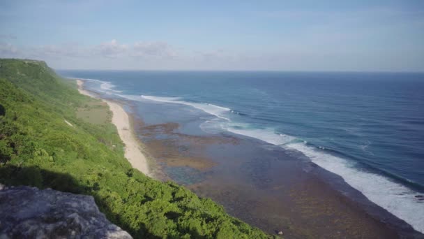 美丽的景色从悬崖在蓝色的海洋与波浪和海滩 — 图库视频影像