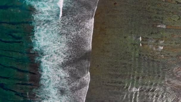 热带海洋和珊瑚礁中蓝色波浪的鸟瞰图 — 图库视频影像