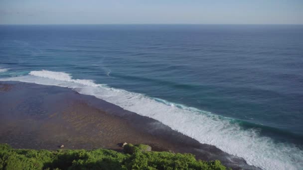 Vacker Utsikt Från Cliff Blue Ocean Med Vågor Och Stenar — Stockvideo