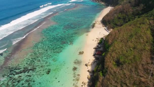 Luchtfoto Van Zandstrand Met Turquoise Oceaan Een Tropisch Eiland — Stockvideo